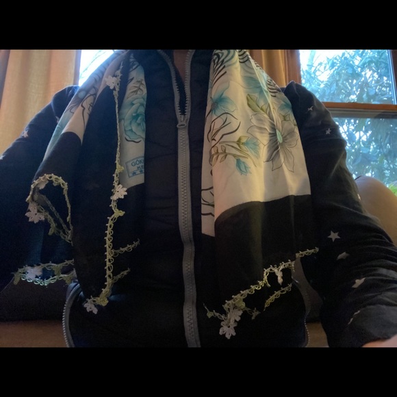 Beautiful scarf from Bulgaria - Picture 2 of 10
